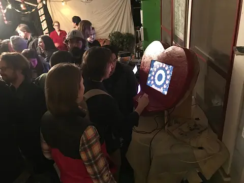 Love Is Moving - Kuvien